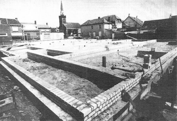 Het gat in de oude kern wordt volgebouwd met koopappartementen en een supermarkt.