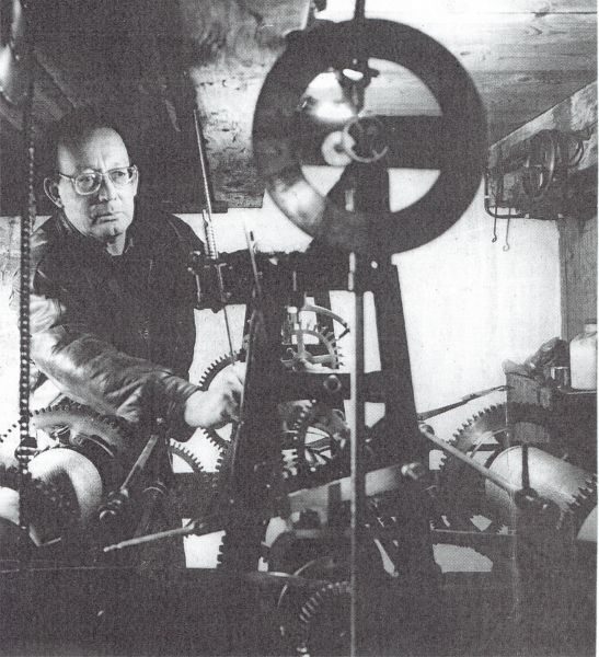  J. Theune bij zijn uurwerk in de toren van de Hervormde kerk op de Markt.