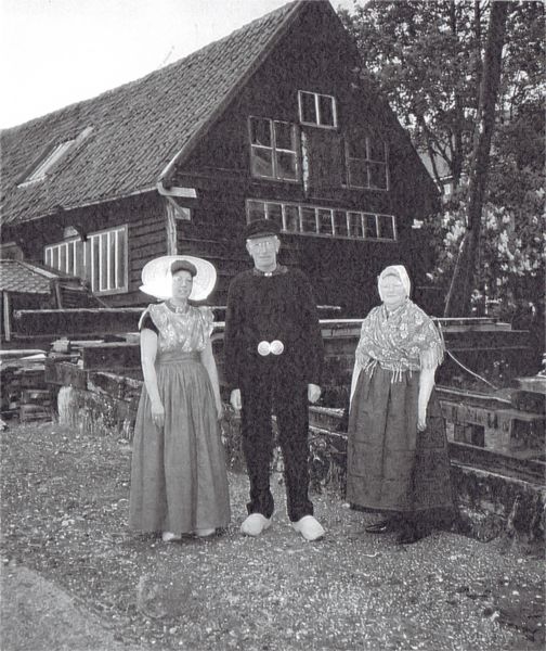 Enkele leden van ‘Ons Boerengoed’ bij de scheepswerf van Meerman. V.l.n.r.  B. van Belzen-Dronkers, C. van Belzen en J. Cornelisse-van Belzen.