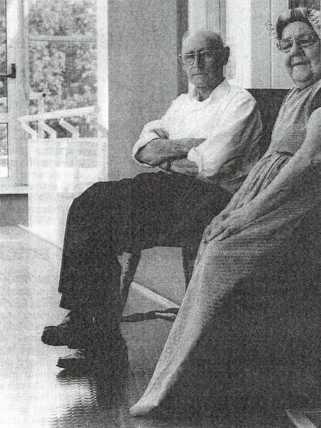 Het nieuwe woonzorgcentrum nadert dit jaar z'n voltooiing. Weldra zullen velen van het oude geslacht hier hun levensavond gaan doorbrengen. Hier het echtpaar Vogel-van de Gruiter voor hun nieuwe woning in het centrum.