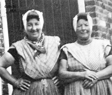 Rechts de dit jaar overleden Grietje van de Ketterij-Schroevers en links haar schoonzuster Maatje van de Ketterij.
