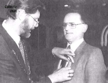 J.J. Siereveld, al tien jaar lid van de gemeenteraad namens de RPF, ontvangt een koninklijke onderscheiding.