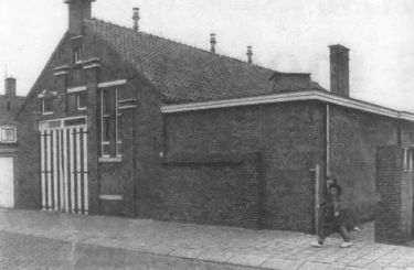 Het oude verenigingsgebouw op de hoek Spoorstraat/Burgemeester Langebeekestraat, waarin thans de garnalenhandel Van Belzen is gevestigd. Het gebouw moet plaats maken voor woningwetwoningen.