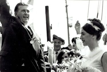 Burgemeester A. Hack en de garnalenkoningin Maatje Meerman.